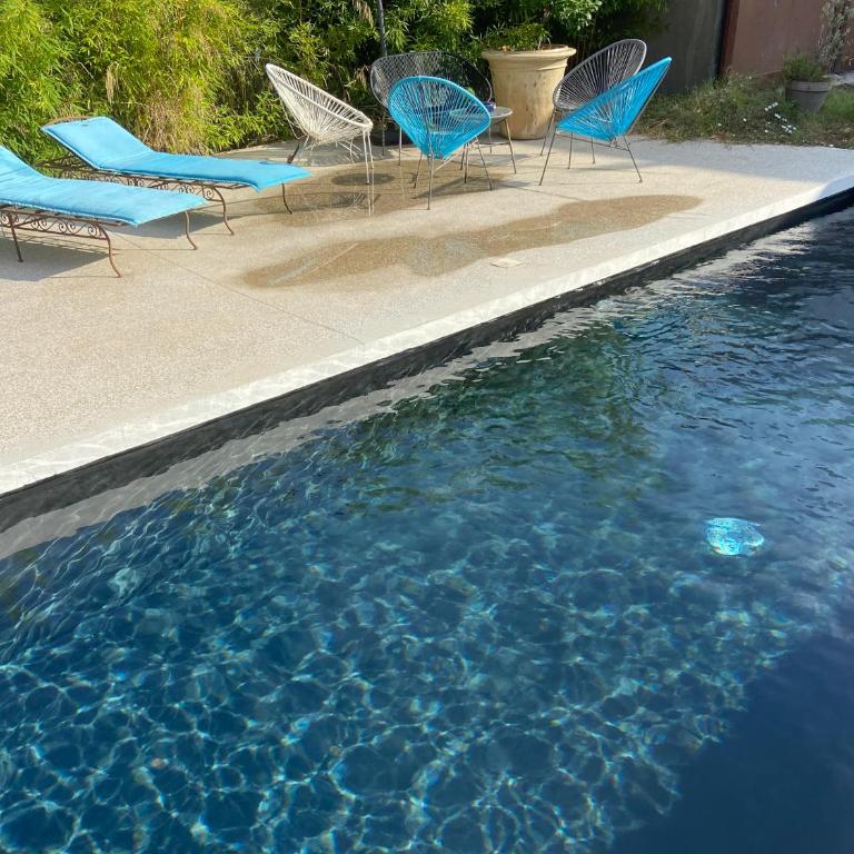 Grand loft proche du centre avec jardin et piscine - Villa - 3