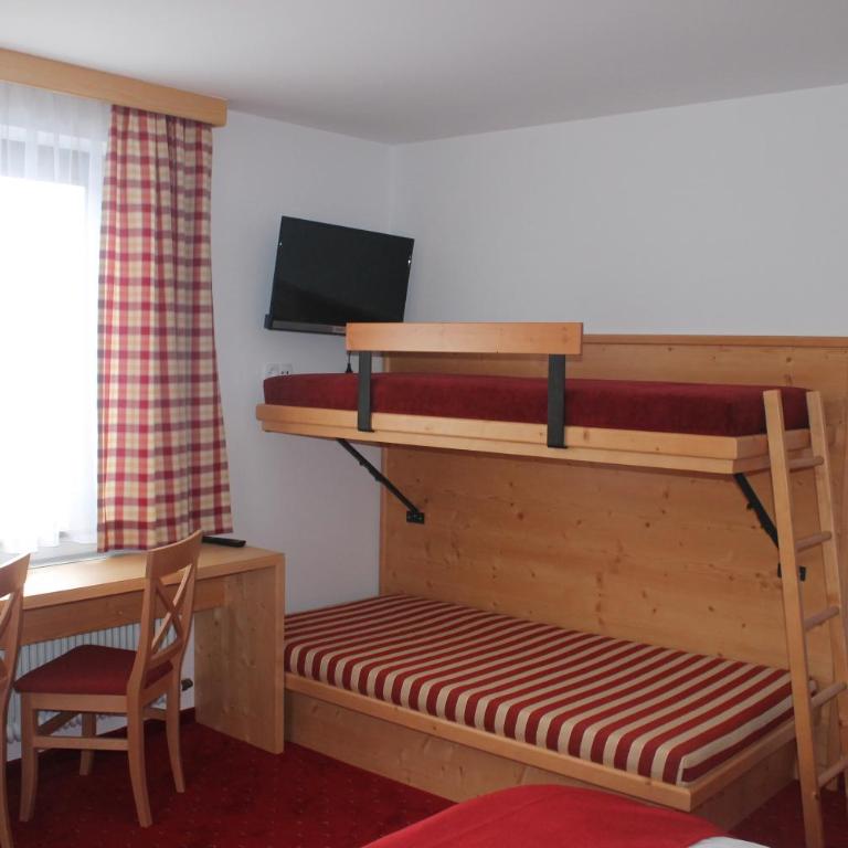 Alpenzeit - Vierbettzimmer mit Balkon - 4