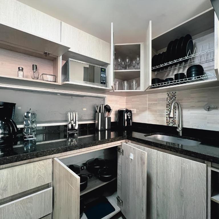 Familiar, excelente ubicación, Laureles - Apartamento de 3 dormitorios - 9
