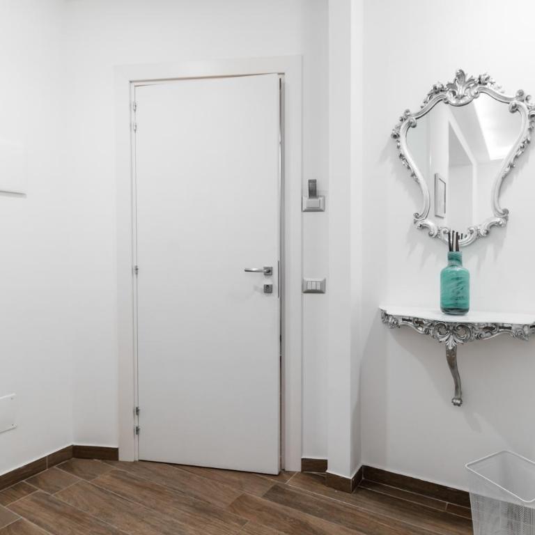 DM House & Suite - Triple Room with Private Bathroom - 7