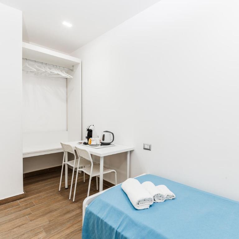 DM House & Suite - Triple Room with Private Bathroom - 5