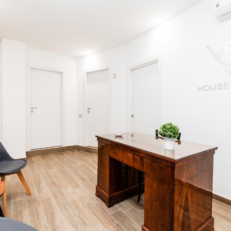 DM House & Suite - Double Room with Private Bathroom - 11