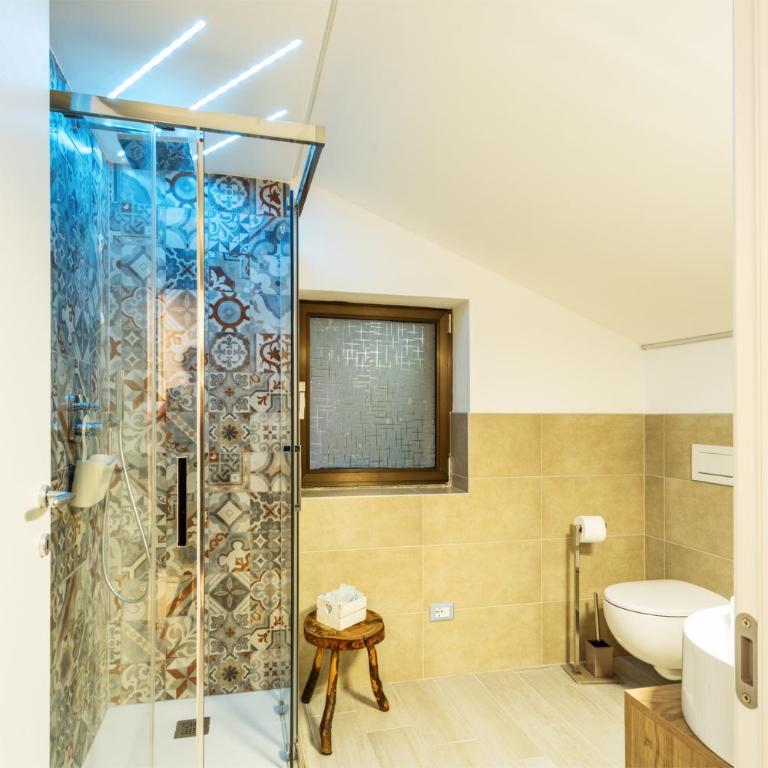 Postcard Lake private parking AC emotional showers - Two-Bedroom Apartment - 24