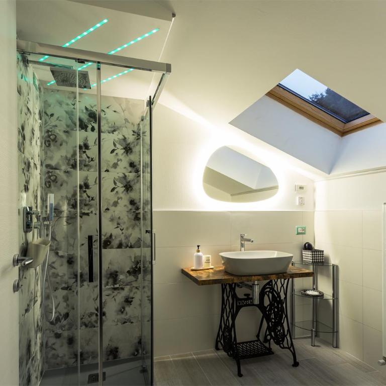 Postcard Lake private parking AC emotional showers - Two-Bedroom Apartment - 32