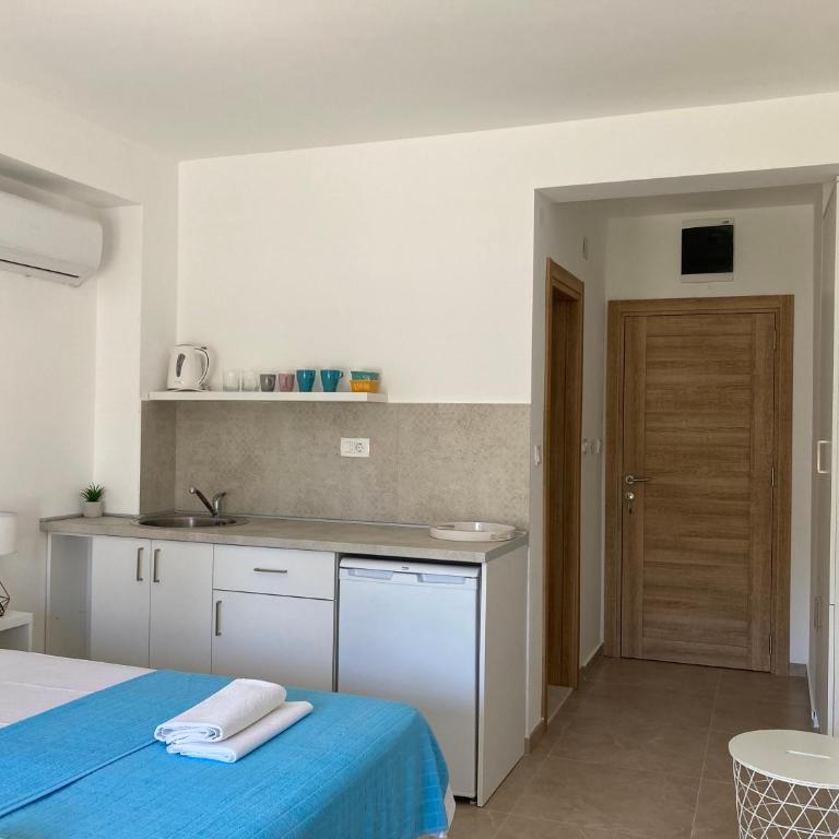 Apartments Milicevic - Studio with Sea View - 9