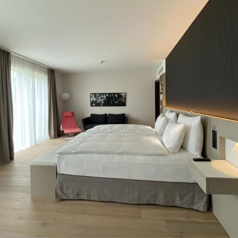 Modern Times Hotel, Vevey, A Tribute Portfolio Hotel - Junior Suite mit Kingsize-Bett und seitlichem Blick auf das Wasser - 1