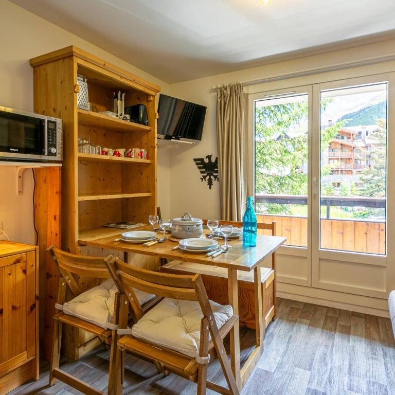 Studio rénové avec balcon, parking et proche pistes à Val-d'Isère - FR-1-694-287 - Studio - 1
