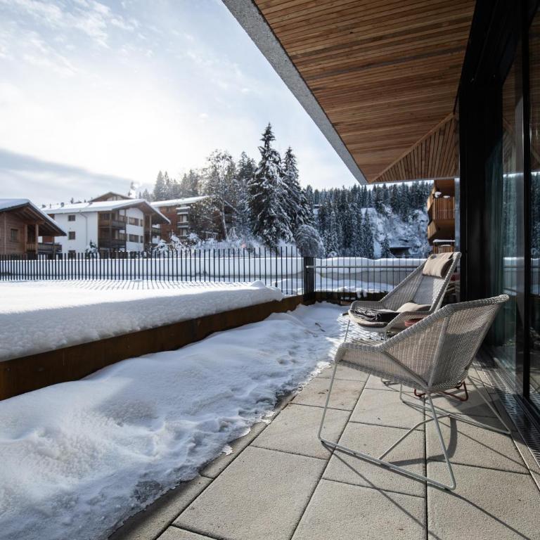 Me and All Hotel Flims, by Hyatt - Zimmer mit Kingsize-Bett und Talblick - 1