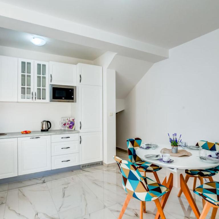 Villa Hanna Apartments - One-Bedroom Apartment with Pool View - 4