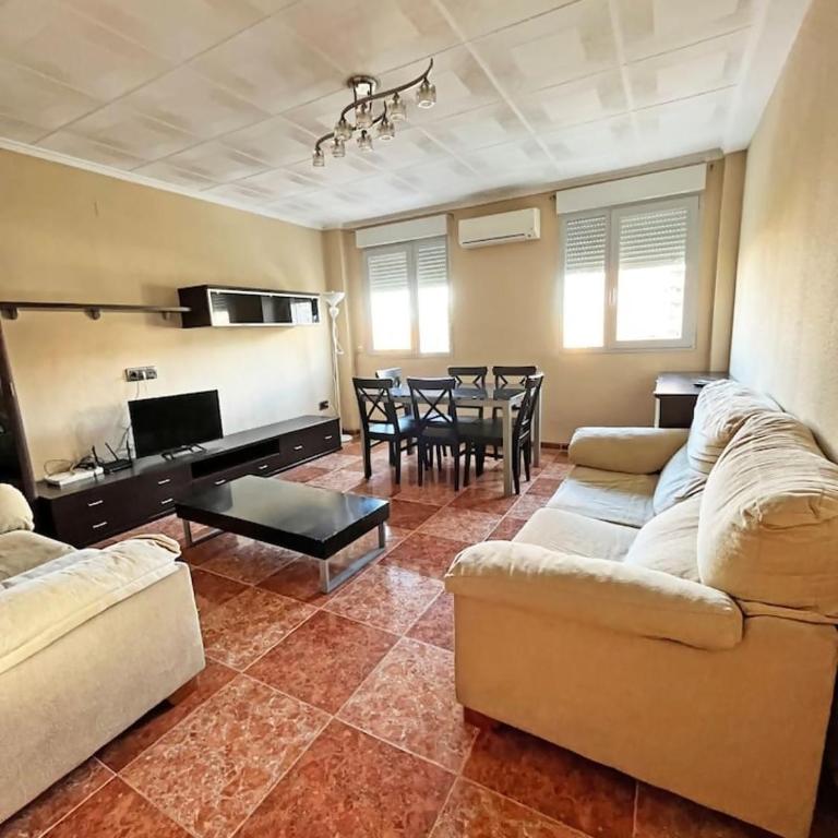 Bonito y grande apartamento cerca de la playa - Three-Bedroom Apartment - 6