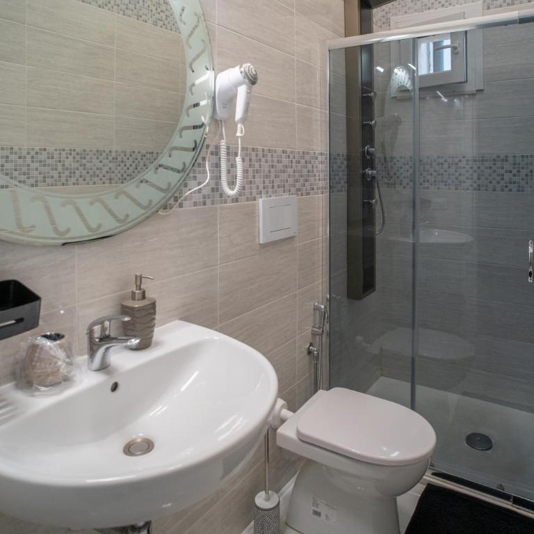 WHITEHOUSE - Triple Room - 6