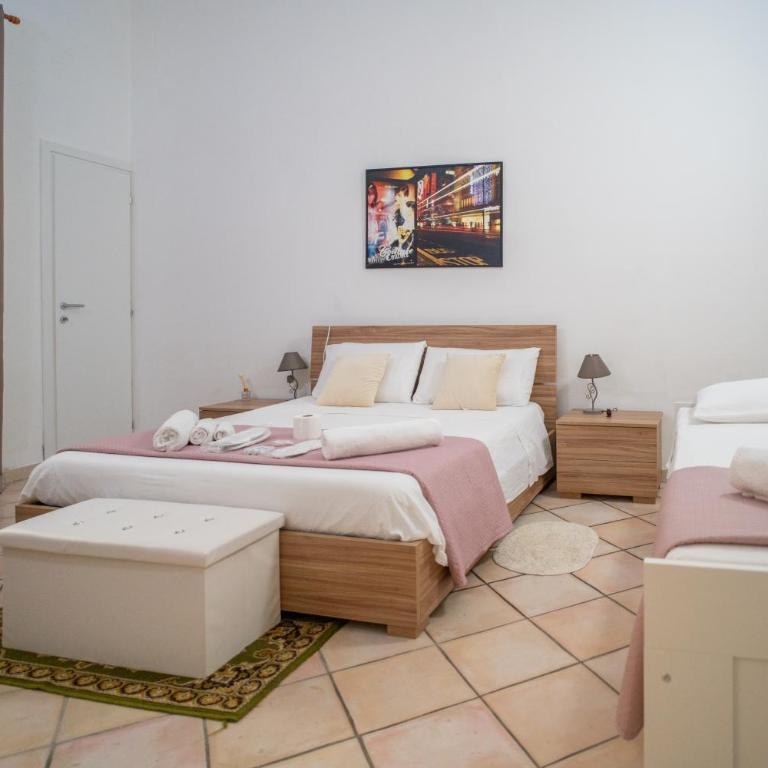 WHITEHOUSE - Triple Room - 5