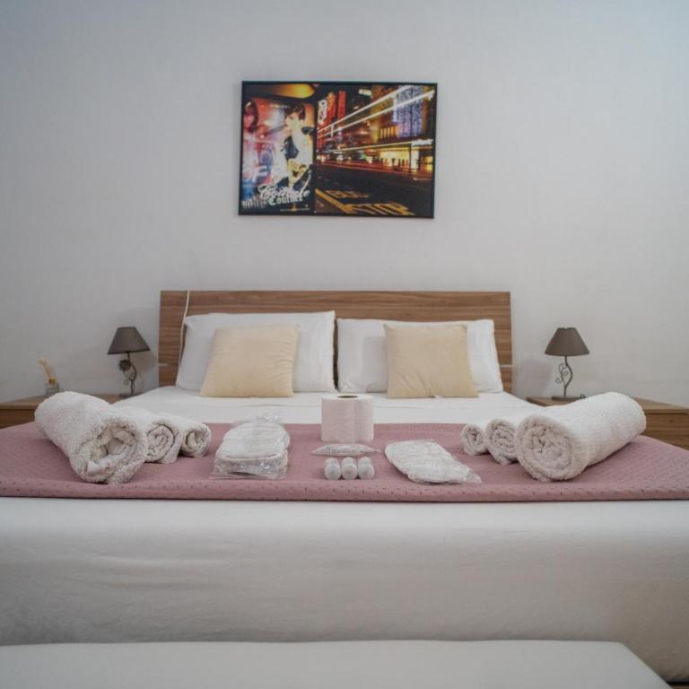 WHITEHOUSE - Triple Room - 7