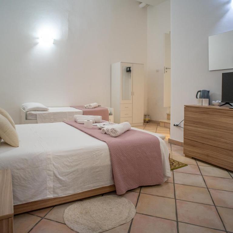 WHITEHOUSE - Triple Room - 20