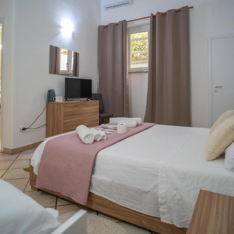 WHITEHOUSE - Triple Room - 22