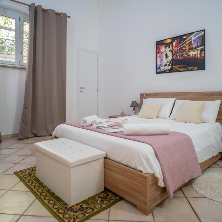WHITEHOUSE - Triple Room - 13