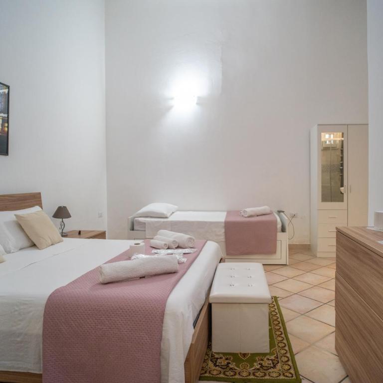 WHITEHOUSE - Triple Room - 15