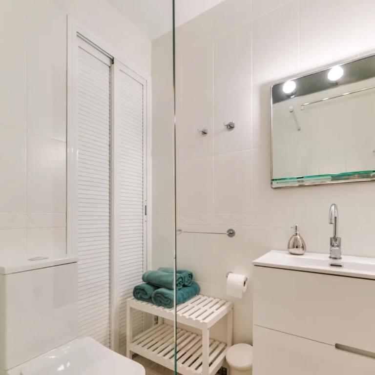 Spacious 3BR Walk to Beach & Old Town Marbella - Three-Bedroom Apartment - 21