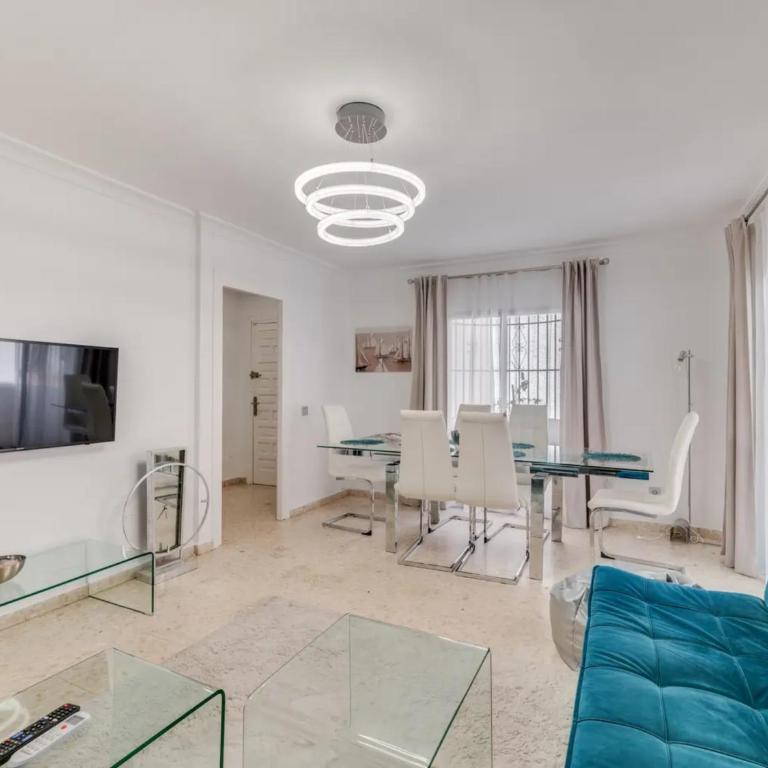 Spacious 3BR Walk to Beach & Old Town Marbella - Three-Bedroom Apartment - 7