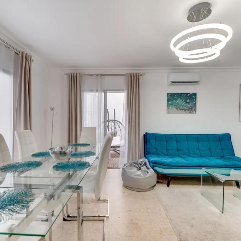 Spacious 3BR Walk to Beach & Old Town Marbella - Three-Bedroom Apartment - 4