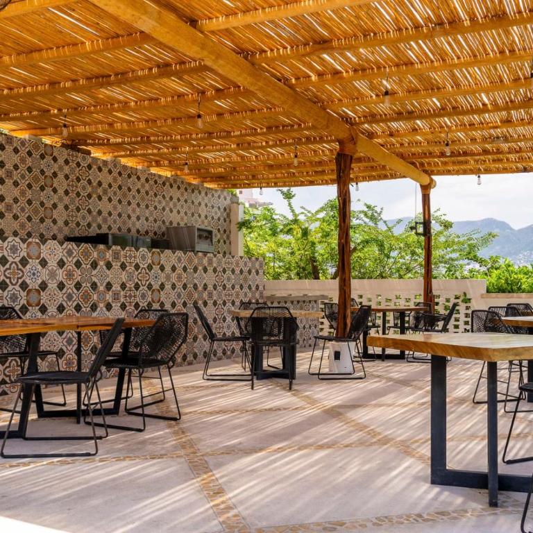 Acapulco Retreat with Bay Views & Amenities - Apartment - 3