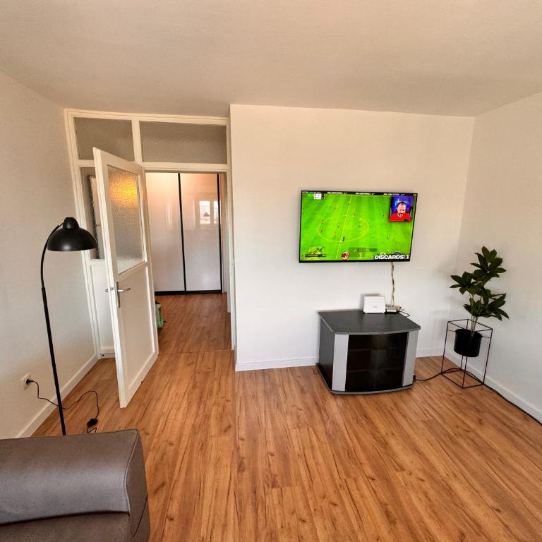 High-Floor Apartment, Free Parking - Two-Bedroom Apartment - 6