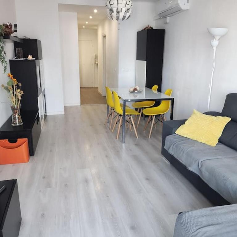 Piso soleado en Port Marina Palamos - Three-Bedroom Apartment - 1