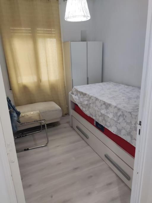 Piso soleado en Port Marina Palamos - Three-Bedroom Apartment - 10