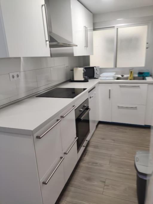 Piso soleado en Port Marina Palamos - Three-Bedroom Apartment - 12