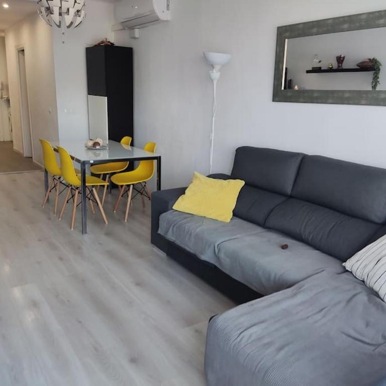Piso soleado en Port Marina Palamos - Three-Bedroom Apartment - 14