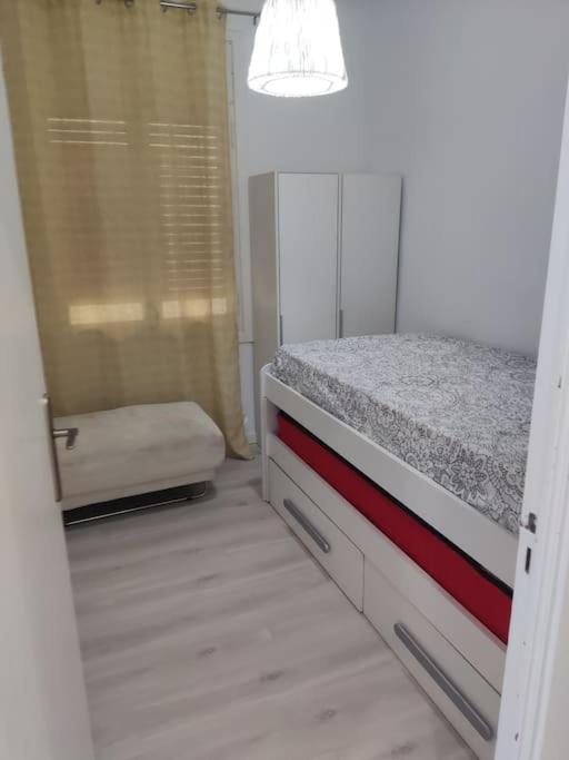 Piso soleado en Port Marina Palamos - Three-Bedroom Apartment - 16