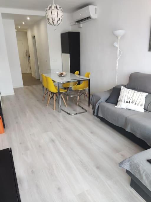 Piso soleado en Port Marina Palamos - Three-Bedroom Apartment - 17