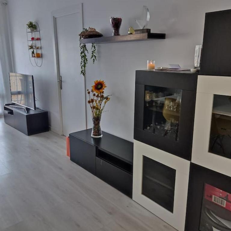 Piso soleado en Port Marina Palamos - Three-Bedroom Apartment - 18
