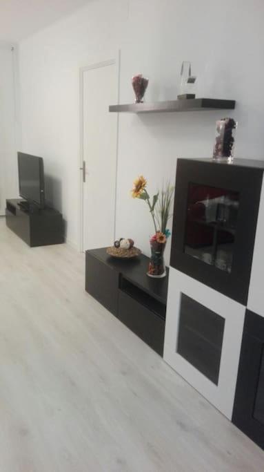 Piso soleado en Port Marina Palamos - Three-Bedroom Apartment - 20