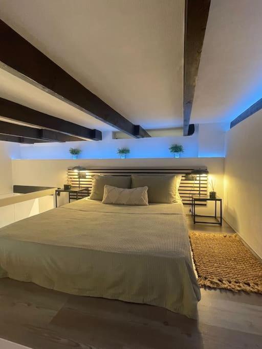 Stylish City-Center Apt 2 Bdrms - One-Bedroom Apartment - 26