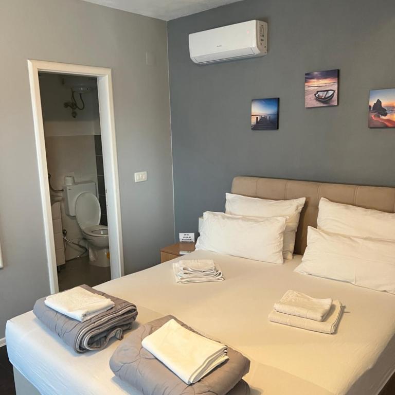 Villa M - Triple Room with City View - 13