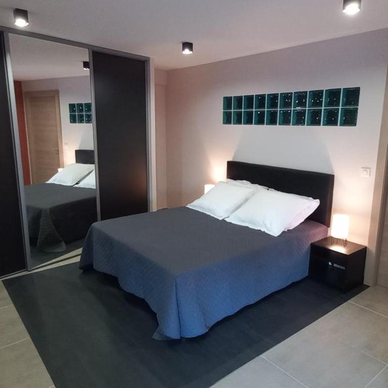 Luxueux appartement dans propriété contemporaine, jardin privatif, piscine - Apartment mit 2 Schlafzimmern - 8