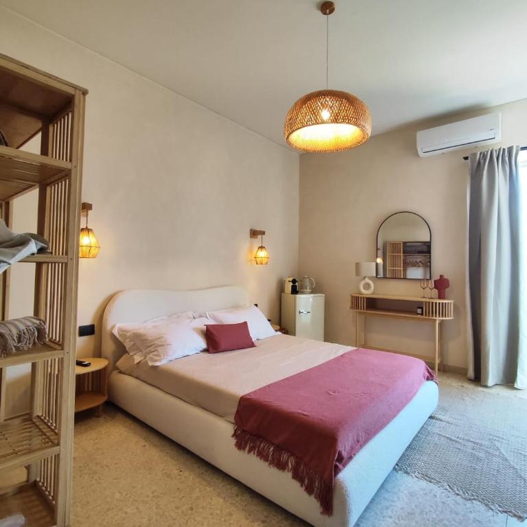 Taga Suites - Deluxe Double Room with Balcony - 6