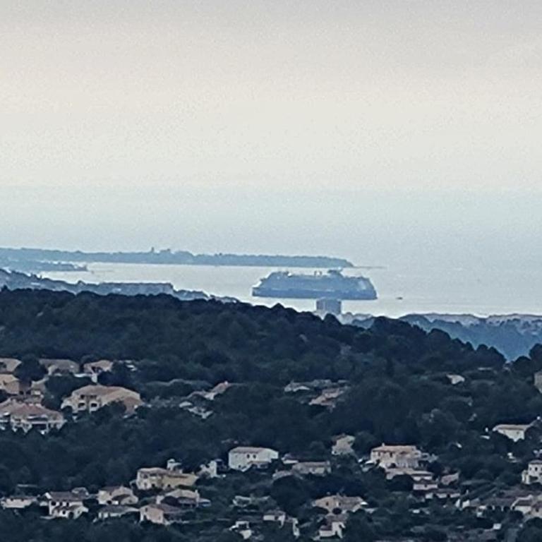 "La Colombe sous les Oliviers" Gîte jusqu'à 4 personnes - 75m2 - Sur Boooking - Rez de jardin Piscine Vue mer et lac - Casa Vacanze - 42