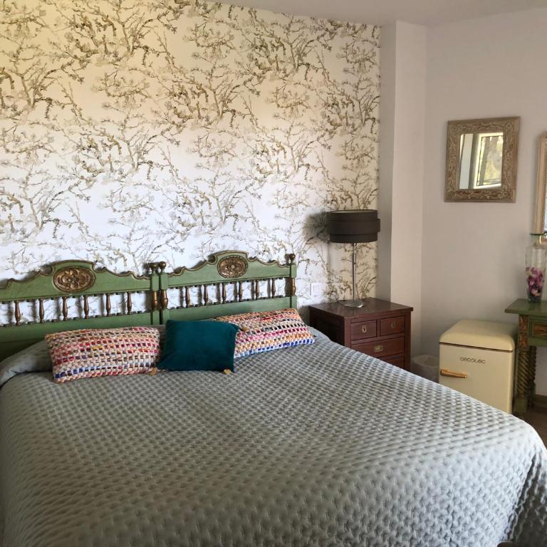 Habitación deluxe con baño privado en Atalaya Apartagolf, Estepona - Habitación con cama extragrande y vistas a la montaña - 6