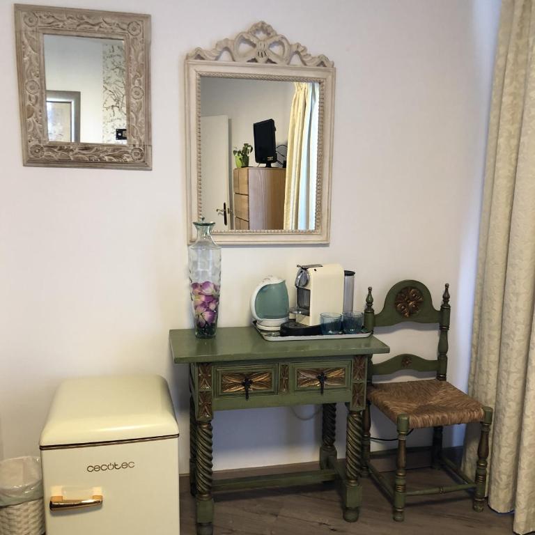 Habitación deluxe con baño privado en Atalaya Apartagolf, Estepona - Habitación con cama extragrande y vistas a la montaña - 8
