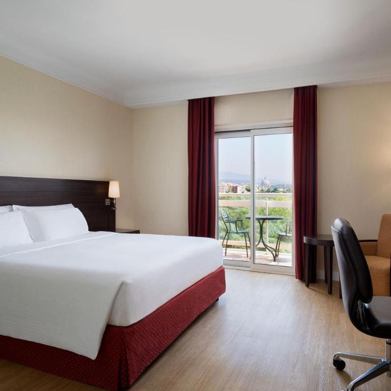 Courtyard by Marriott Rome Central Park - Guest room, 1 King, St. Peter´s Dome view, High floor - 4