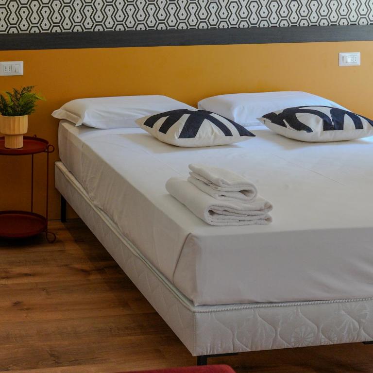 FEEL - Mille Suites - Camera Tripla con Bagno in Comune - 3