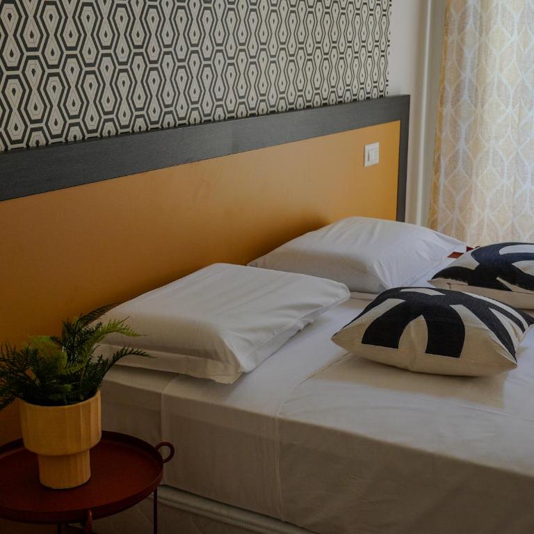 FEEL - Mille Suites - Camera Tripla con Bagno in Comune - 3