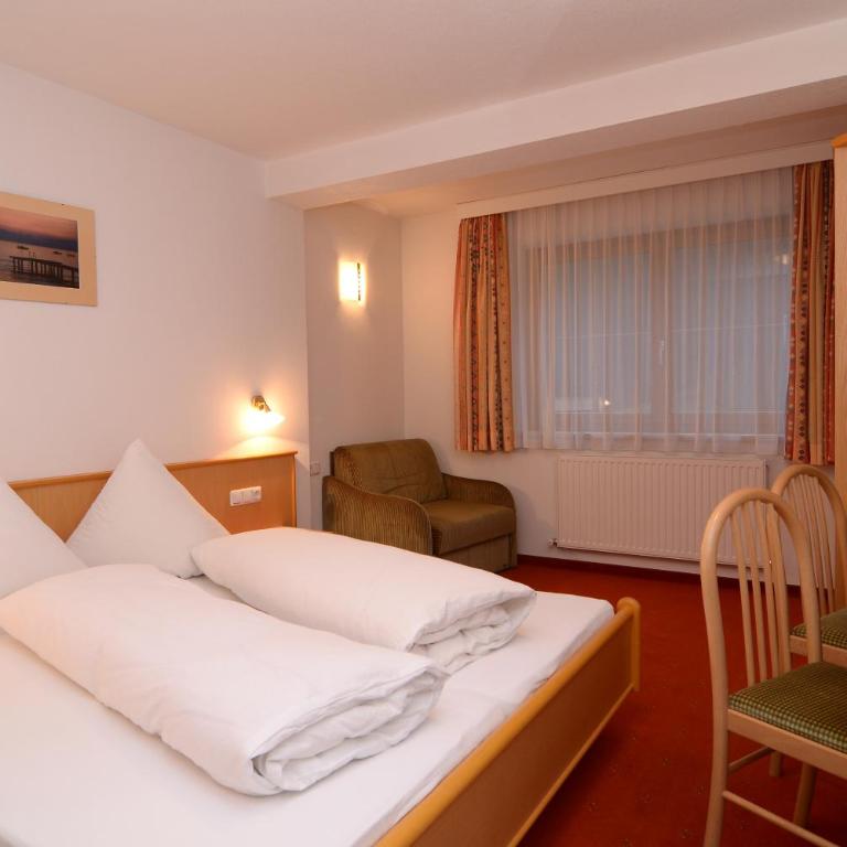 Hotel Garni DIAS - Doppelzimmer mit Zustellbett - 2