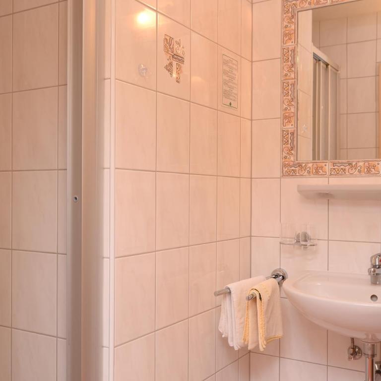 Hotel Garni DIAS - Doppelzimmer mit Zustellbett - 1