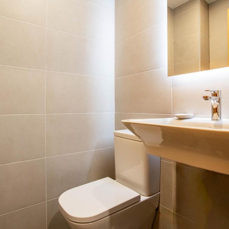 Bernabeu Exclusive en Madrid - Three-Bedroom Apartment with Balcony - 17
