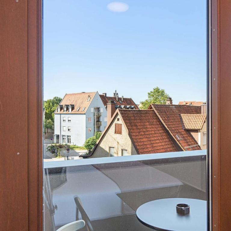Limehome Memmingen Maximilians - Design Suite with balcony - 5