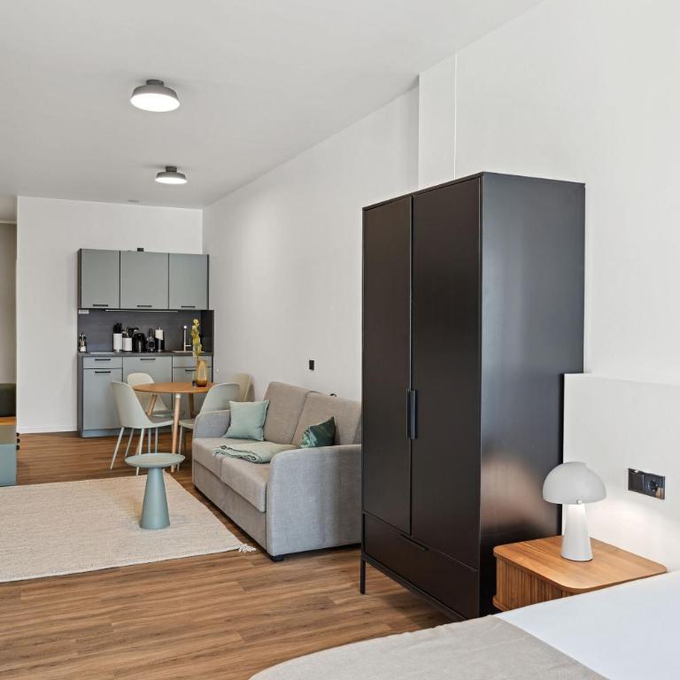 Limehome Memmingen Maximilians - Comfort Suite mit Schlafsofa - 5