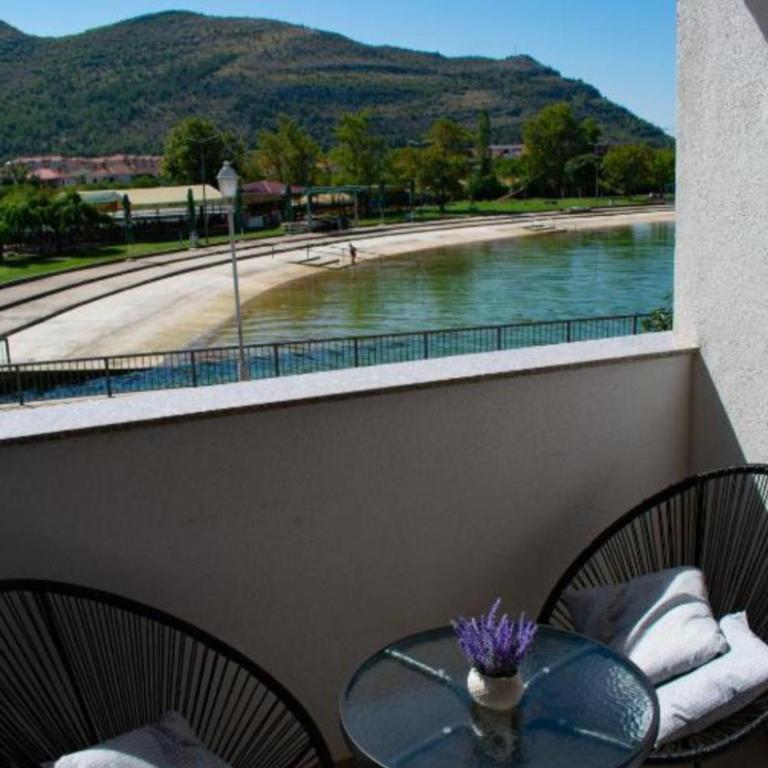 Apartman centar grada 1 - Apartman sa Pogledom na Bazen - 13
